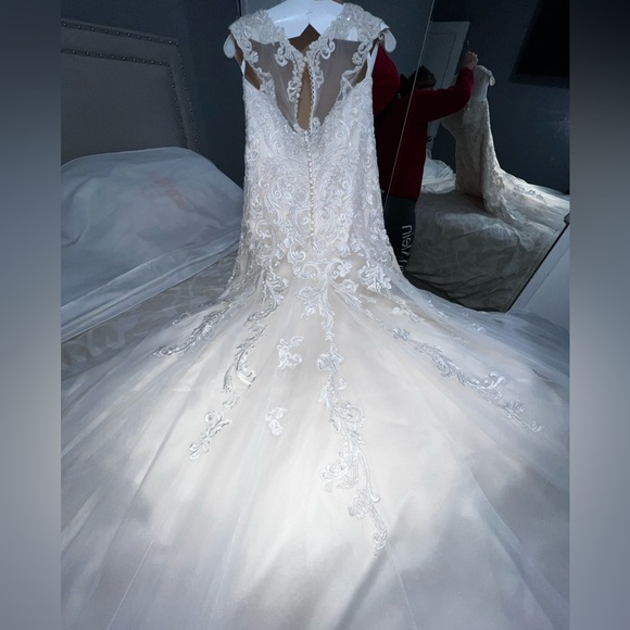 David’s bridal Wedding Dress creme lace 100% flawless since it was never used. - Picture 6 of 11